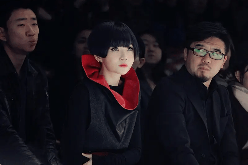 当时对方故意等在门口,用拳头把她打倒在门口,并且用脚踹她,男子这样