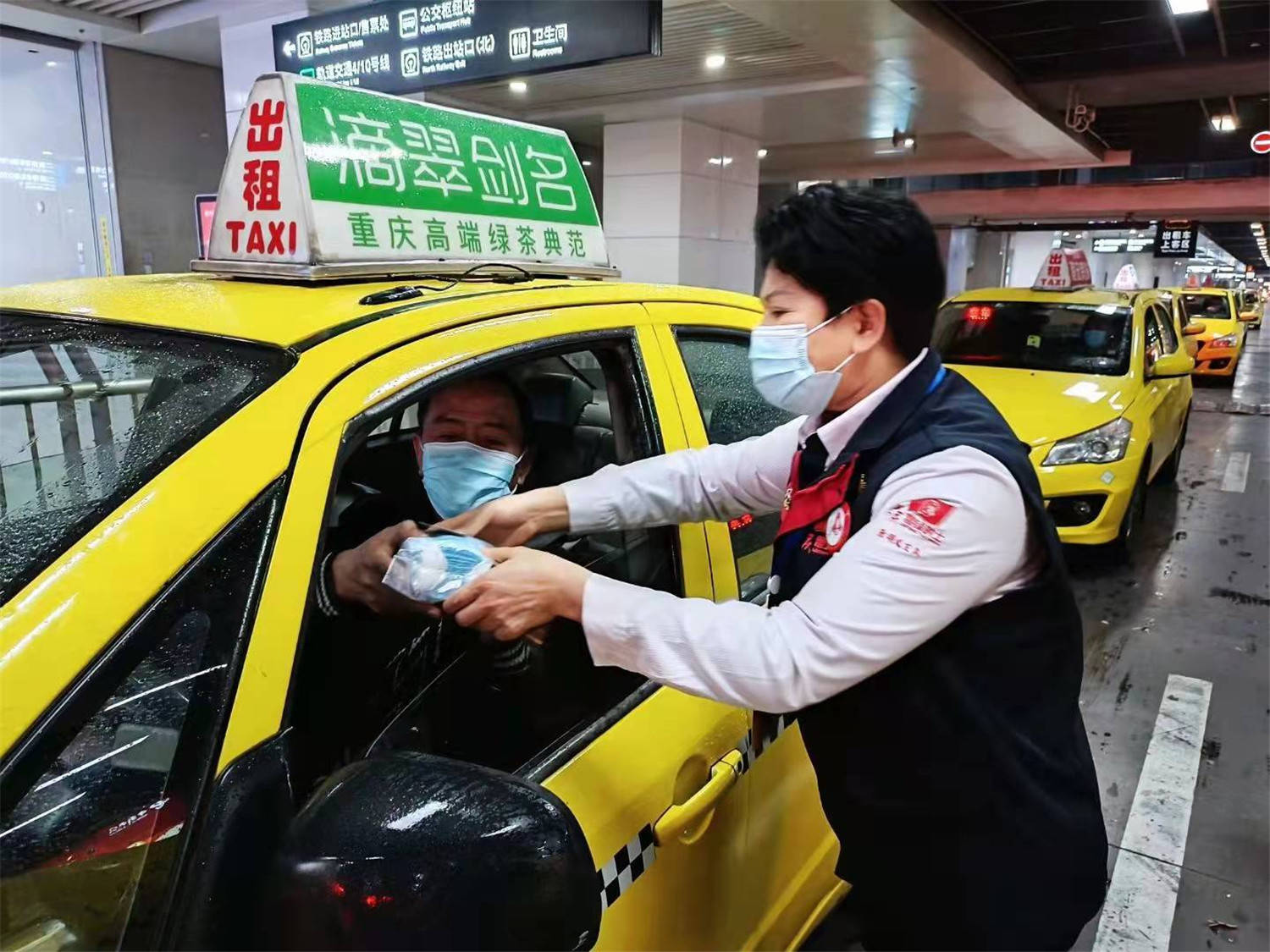 彰显企业家的社会责任感和人间大爱何丽为重庆出租车驾驶员再捐防疫