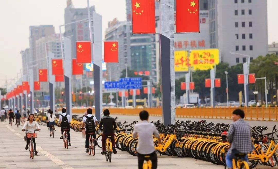 印度人看到中国满街的共享单车，感叹：中国真落后，印度都骑摩托