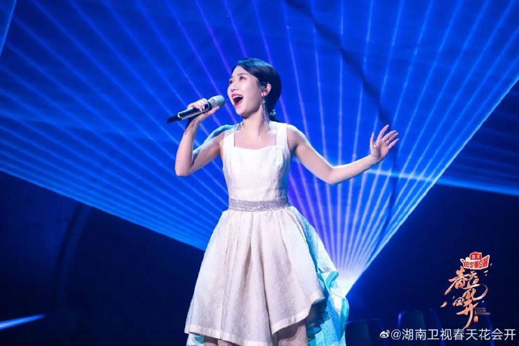 同时也是上一届金钟奖最年轻的获奖者,演唱了一首《敕勒歌》,她的演唱