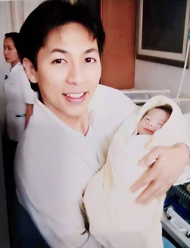 老公庆生,两人依偎画面甜蜜,女儿亲自做蛋糕好贴心_祝福_刘冠廷_夫妻