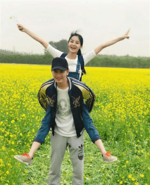 曾倒追老公5年,王媛可结婚后事业红火,一家四口其乐融融