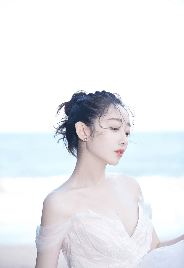 原创蒋梦婕穿一袭拖尾白色纱裙亮相红毯飘逸灵动仙美高级