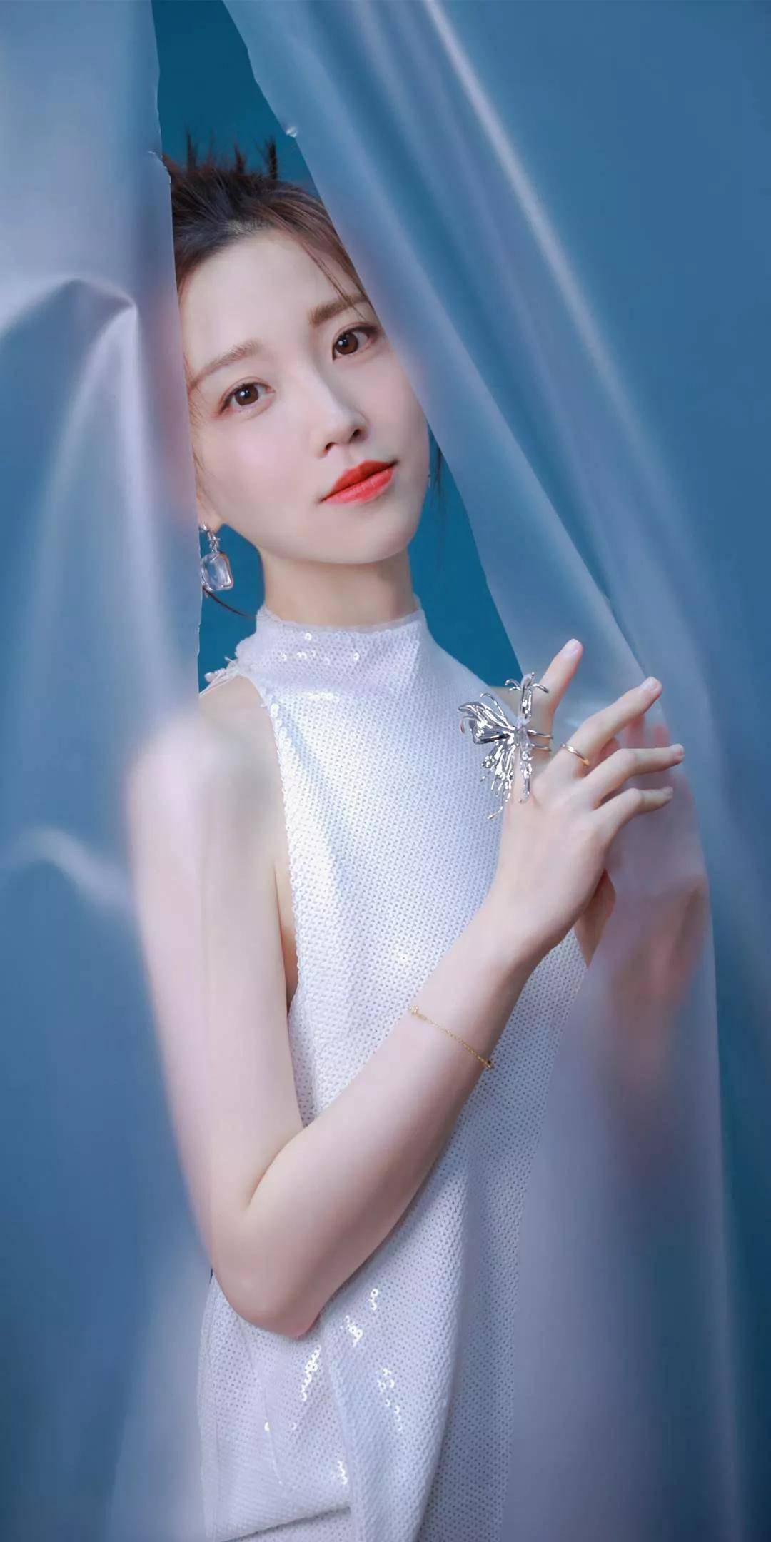 江苏卫视当红花旦张纯烨写真美图,主持界的第一长腿女神!