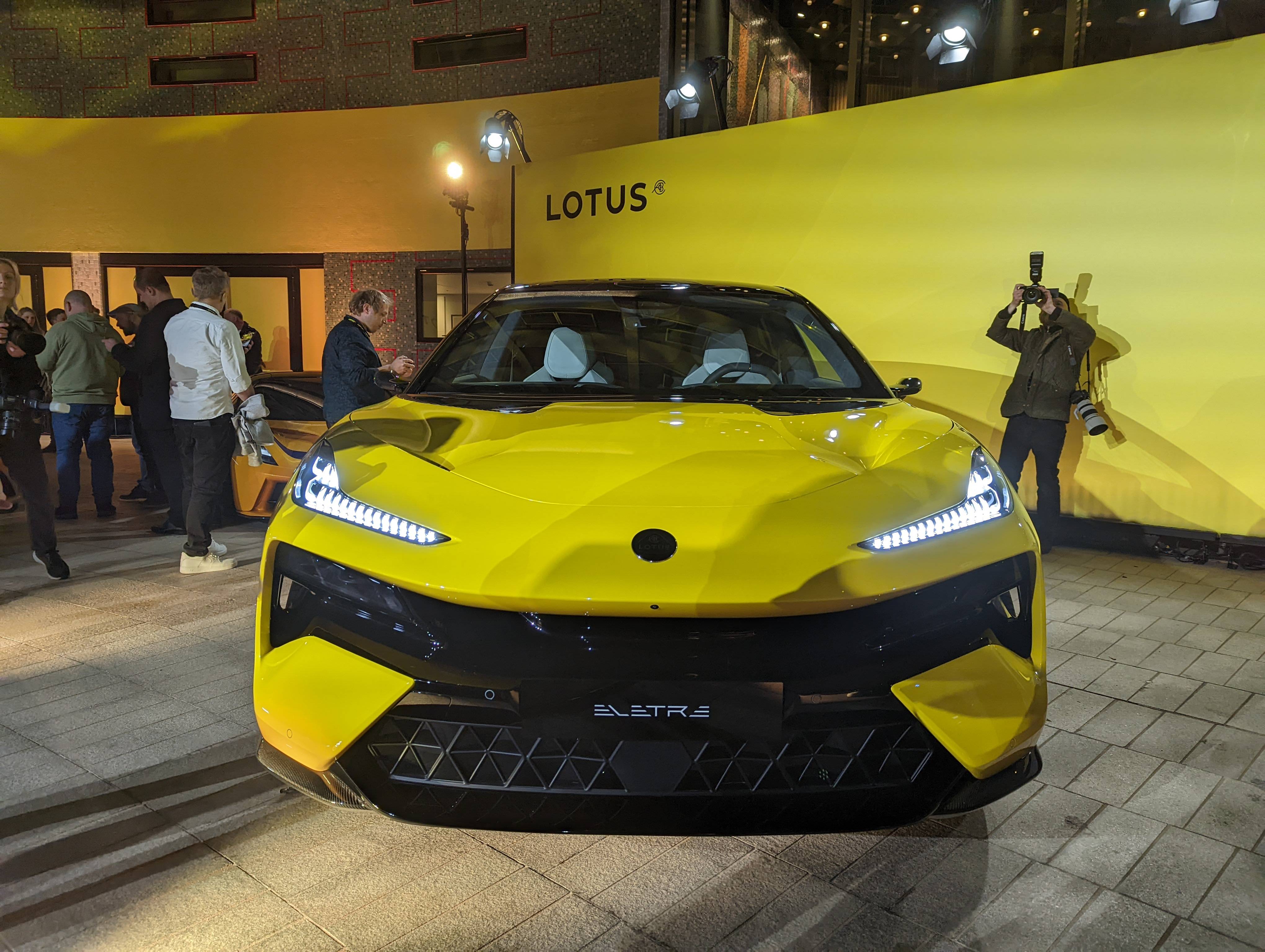 吉利版兰博基尼urus长超5米1配四座3秒内破百空气悬挂