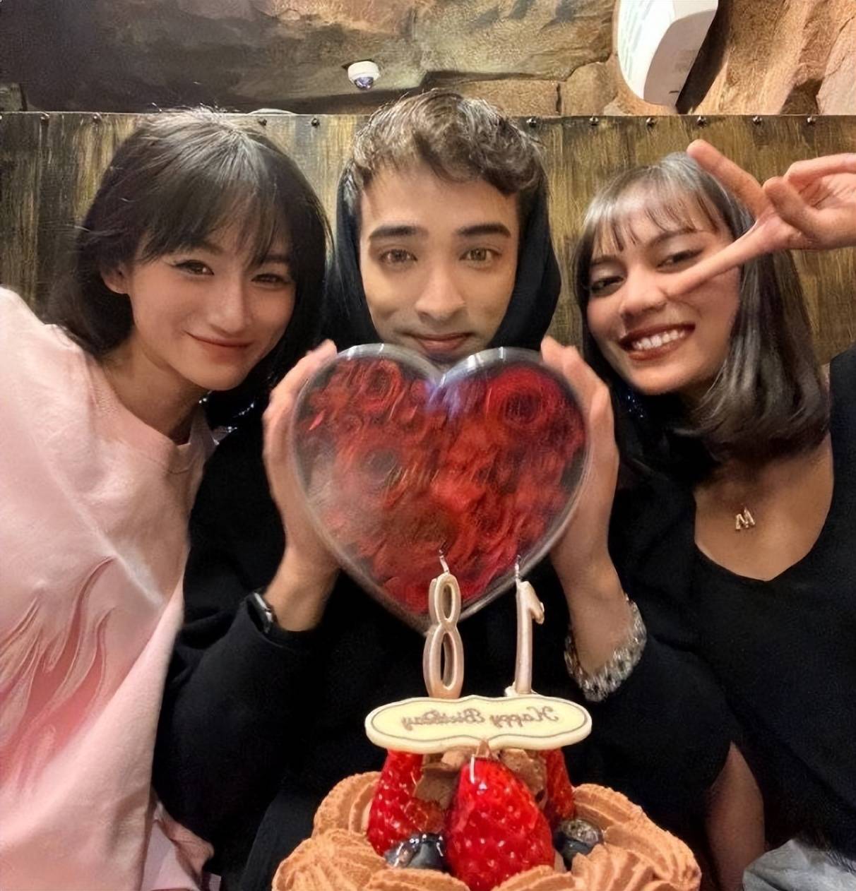 原创28岁韦紫明庆生照双手捧心形玫瑰花礼盒身边的女性却不像女友