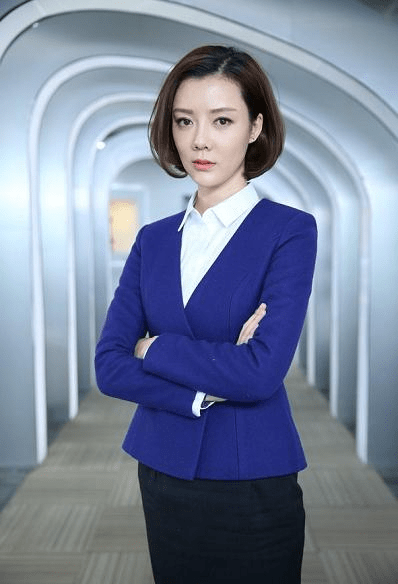 有一种干练的职业范儿,蓝色将车晓的肤色衬托的更加明亮,蓝白色搭配又