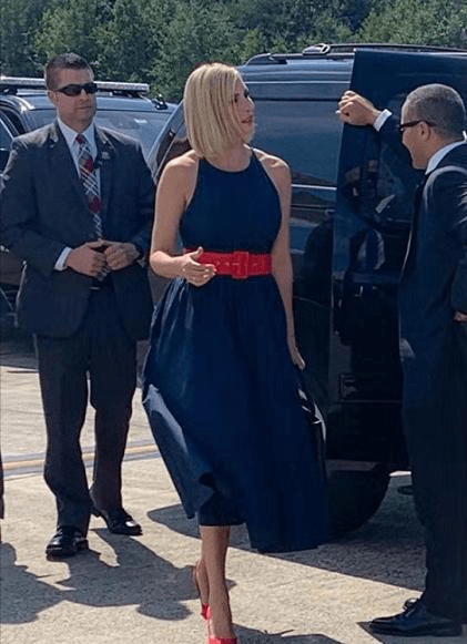 伊万卡180身材好惊艳穿蓝色衬衫配包臀裙干练时尚不愧是超模