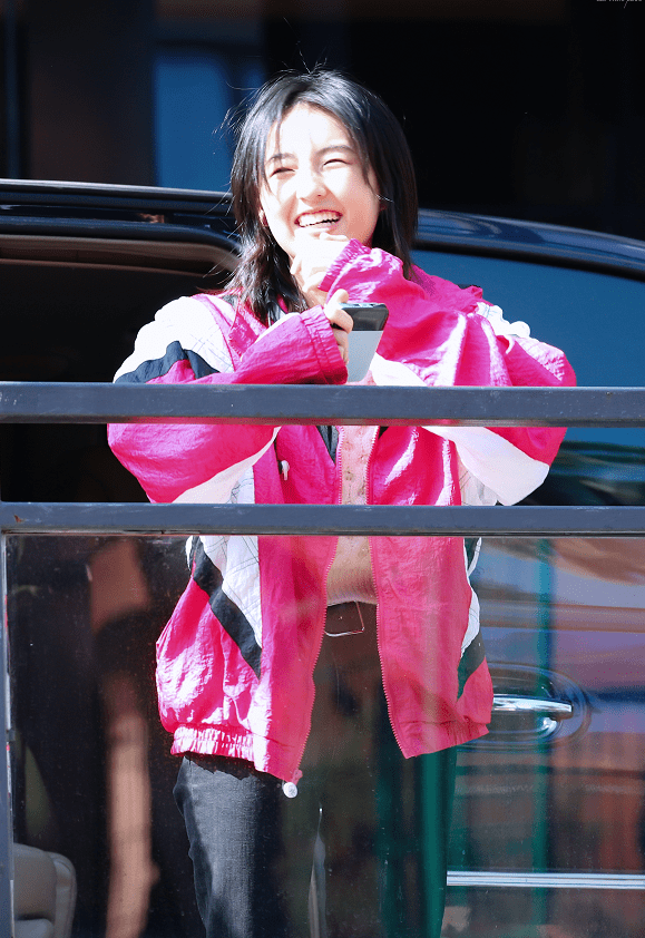 张子枫穿拼色运动上衣内搭圆领毛衣素颜出镜造型十分的清纯