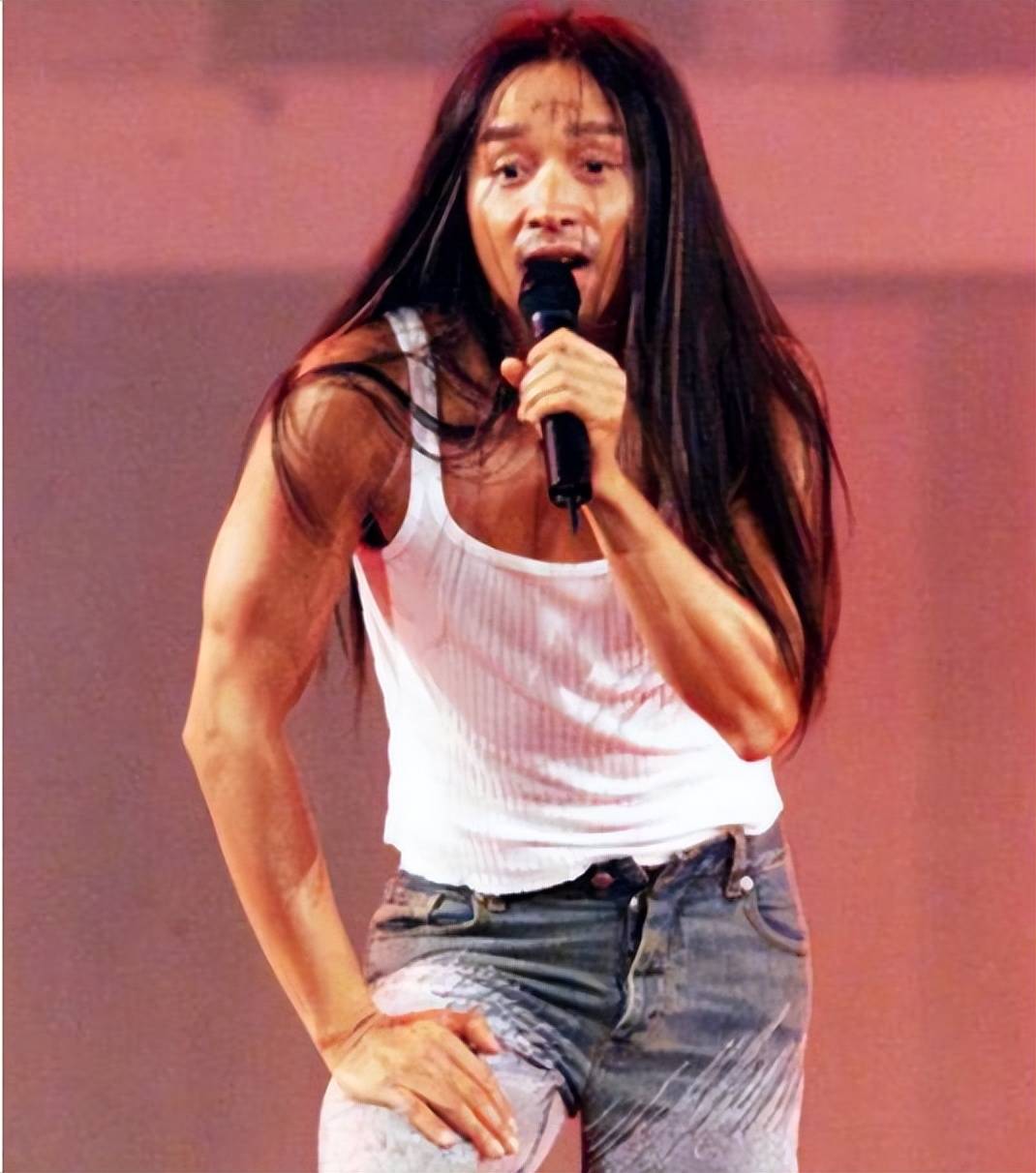 张国荣热情演唱会修复版上线,央视曾评价:它是中国演唱会最高水准