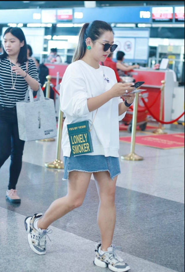 原创何洁身穿白t恤搭配牛仔短裙现身自信秀出美腿扎马尾辫尽显干练