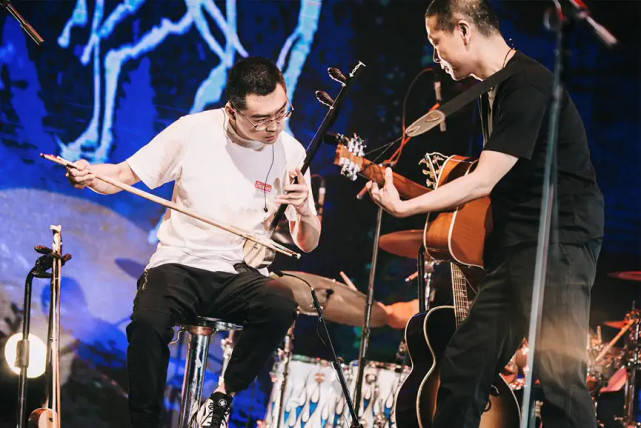 苏阳,中国内地摇滚歌手,苏阳乐队创办人,一个极具地方特色的音乐人