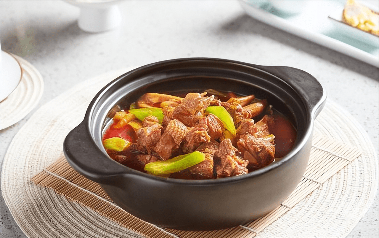 焖鸭,做法简单,超美味的家常菜,隐藏在美酒中的美食_备用_鸭子_蚝油