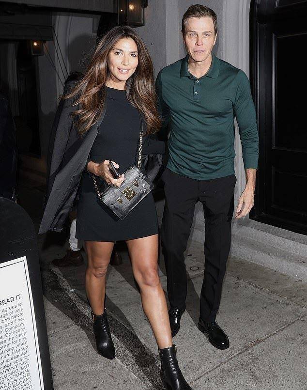 看到前妻跟首富不断秀恩爱,桑切斯的前夫也坐不住了,赶紧搭上了一个