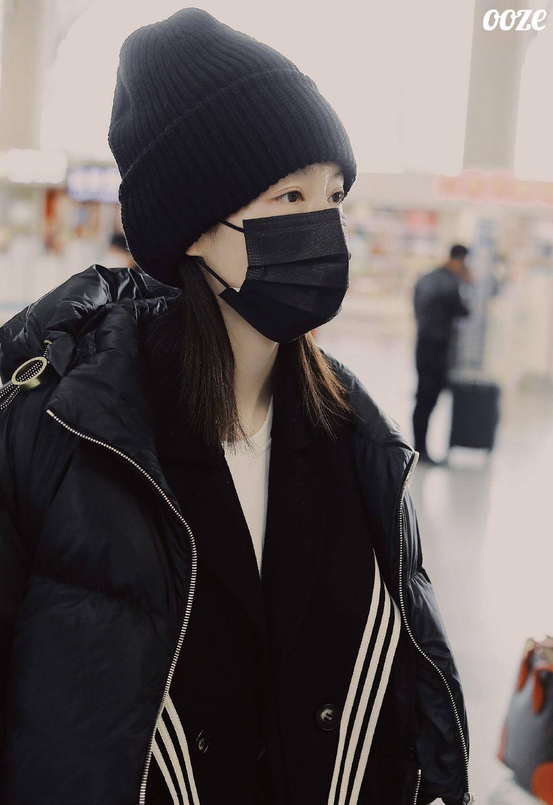 不但能够御寒还能够凹造型,只管李沁戴着口罩,不过能够感觉到她的气质