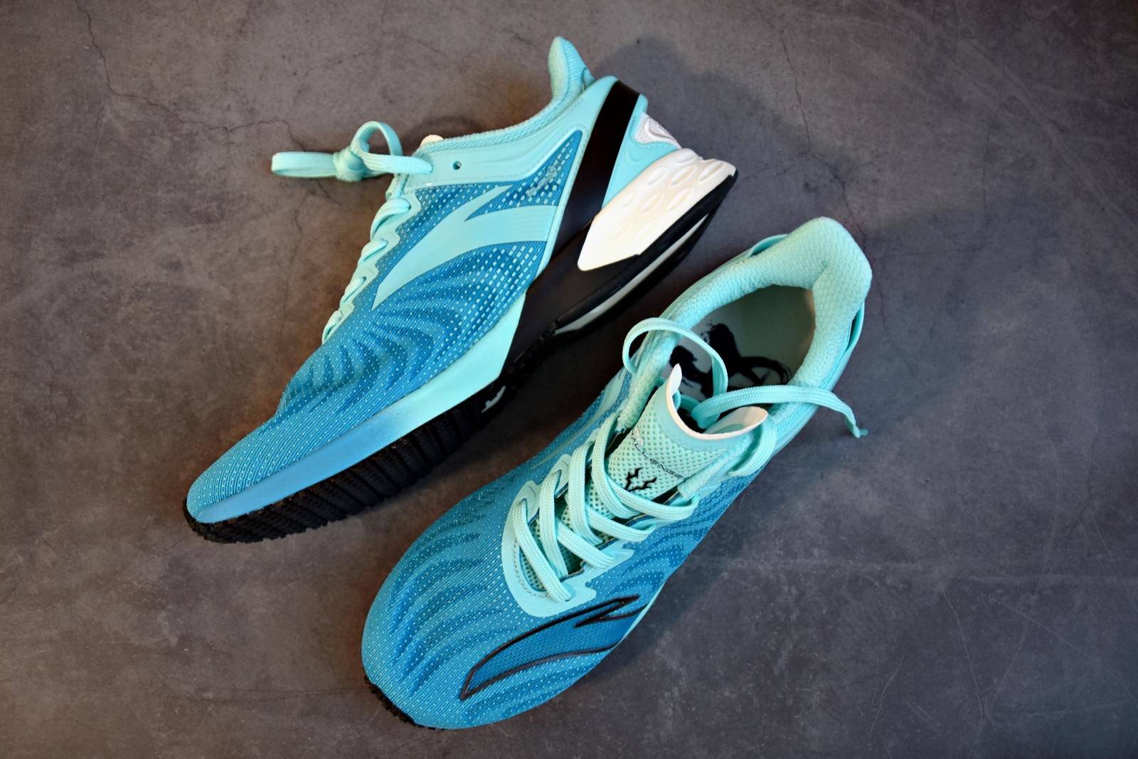 换个角度选鞋子,安踏c202 2.0跑鞋晒单_后跟_性能比_材料