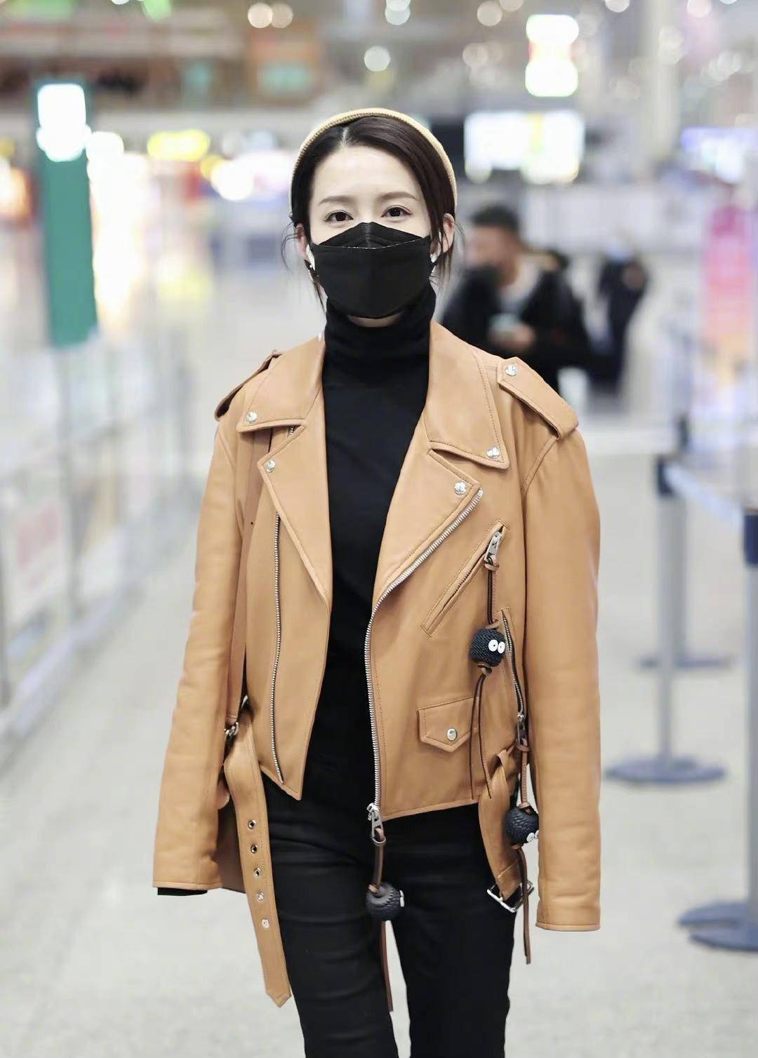 不过能够看到她的肌肤状况或是很不错的,戴着一顶卡其色针织帽的李沁