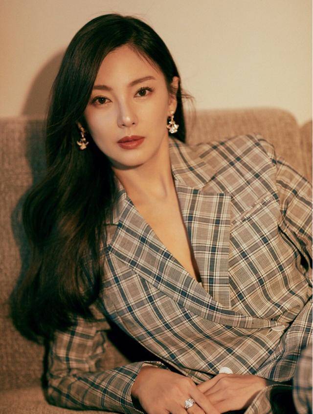 张雨绮终于不性感了真空穿格纹西装配大波浪卷发又a又美