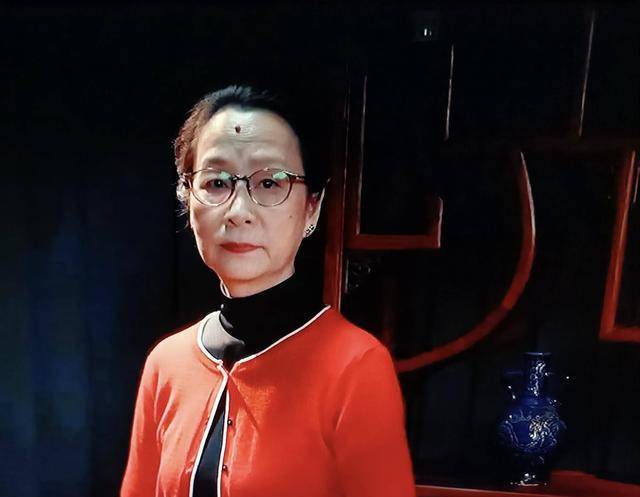 未出月子就被离婚,如今67岁仍单身,独自带娃28年也幸福_潘虹_周野芒