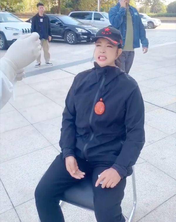 原创56岁刘嘉玲排队做核酸，穿着严实打扮奇怪，手机放采样桌上惹争议
