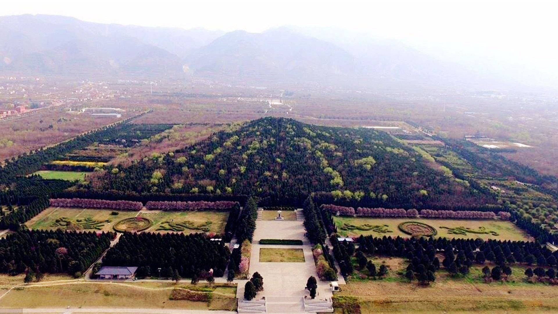 我国的龙脉上葬了三个人,一个不敢挖,一个不能挖,一个挖不开_皇陵