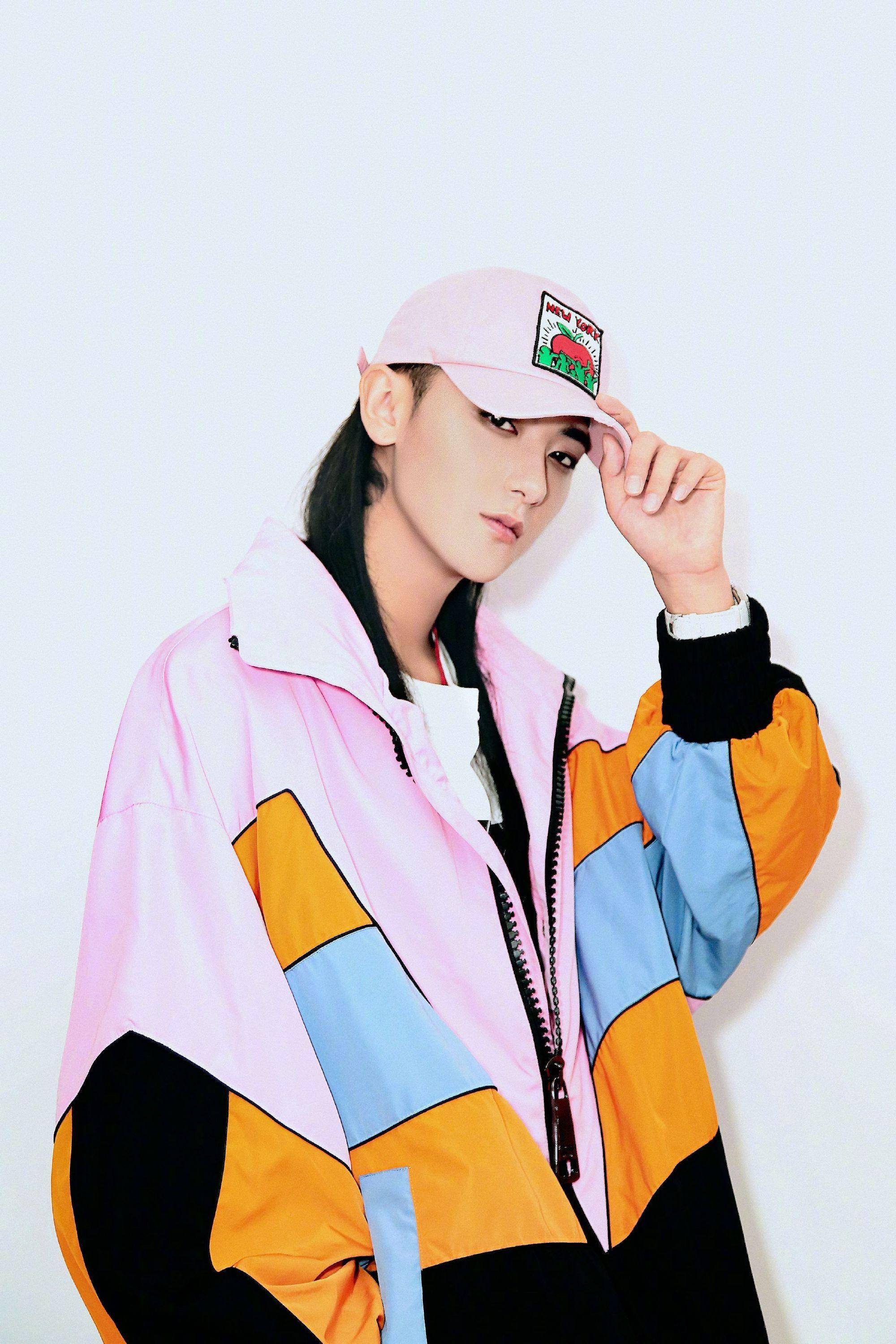 时尚达人黄子韬身穿黑色镶钻西装配褐色发型尽显高贵酷帅