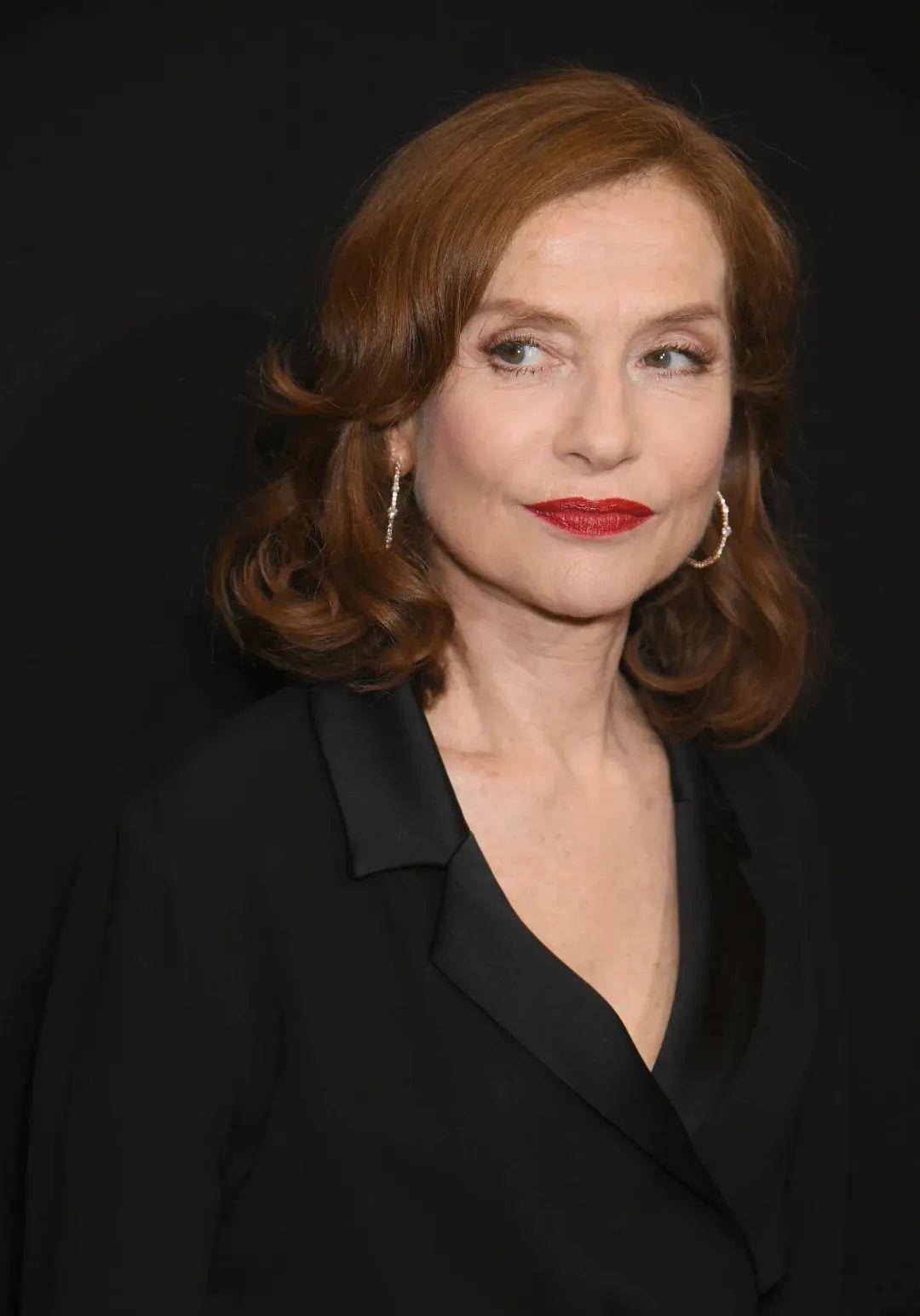 法兰西惯出美人,但 69 岁仍能保持少女的轻盈与成熟女性的风韵,这样的