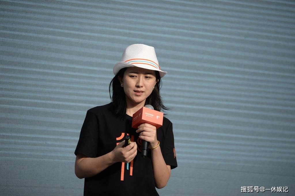 大学毕业后,胡玮炜先后到过上海,又去了北京,并且在此期间成为了一名