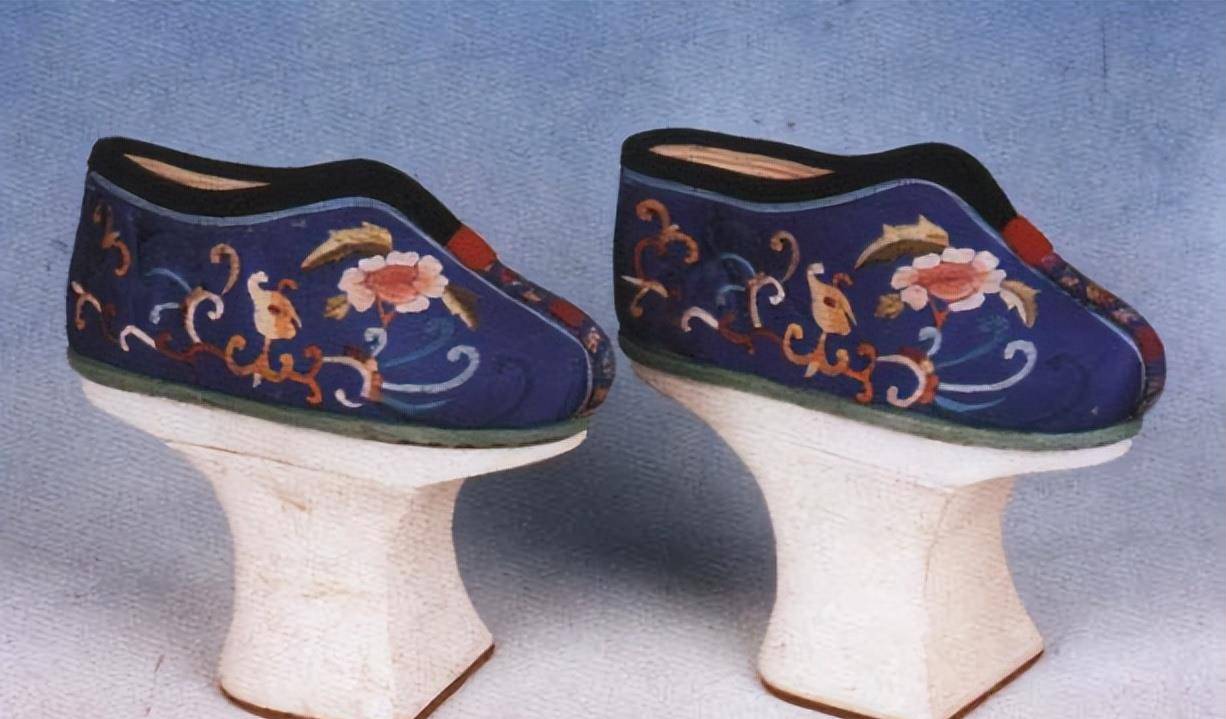 清朝皇帝你知道你的宫内贵妇们喜欢穿什么鞋子吗