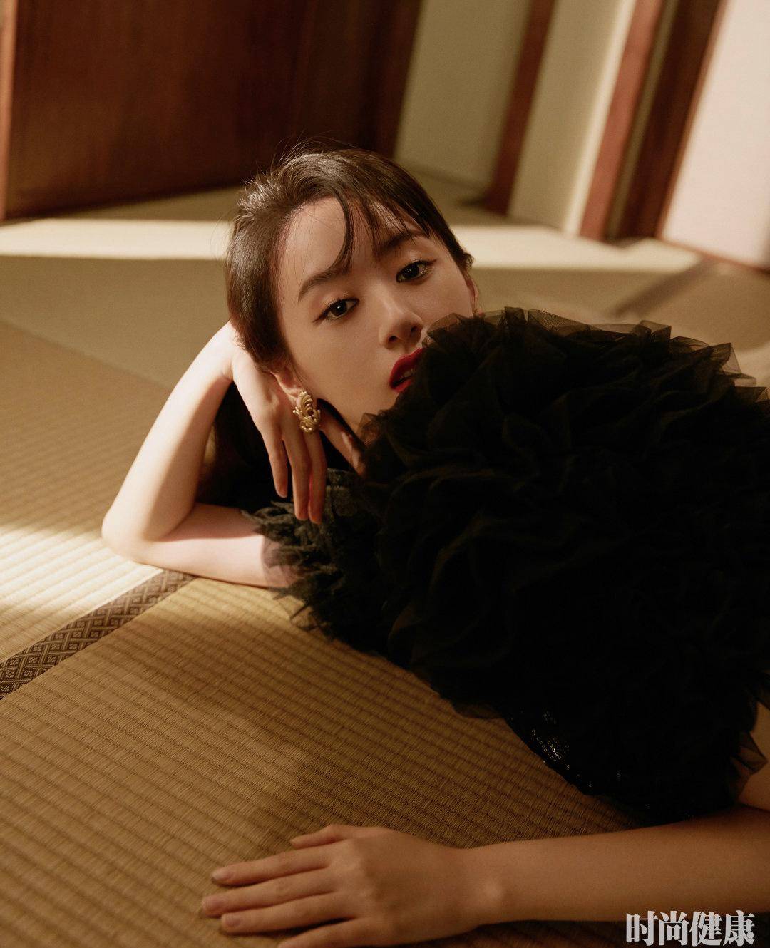 原创袁冰妍优雅时尚大片曝光演绎精致黑色连体裙这镜头表现力绝了