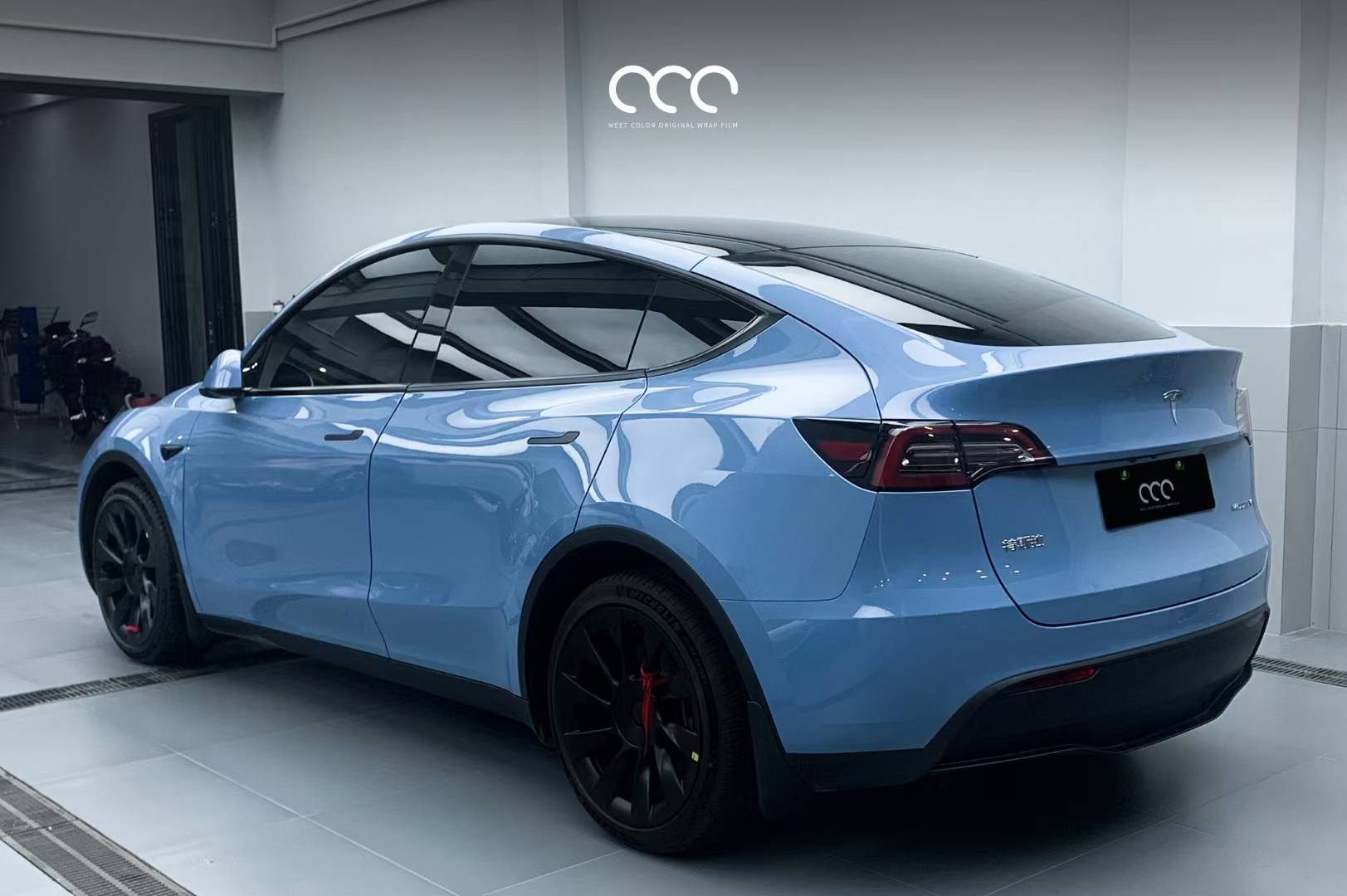 靓丽的车身令人眼前一亮特斯拉modelypet瓷器蓝改色膜漫彩