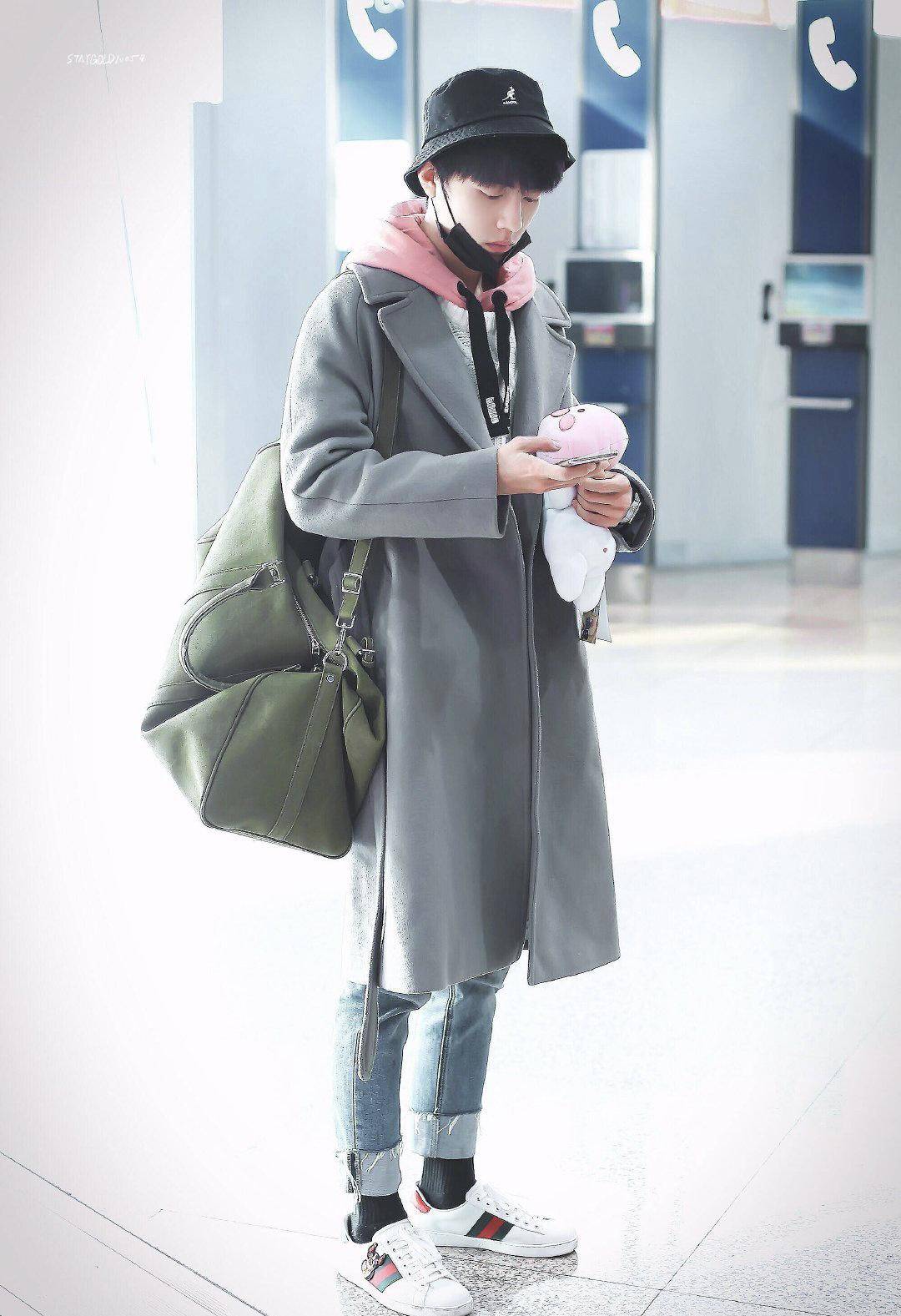 舒服又休闲,下半身也是玄色的搭配,戴上一副潮水的眼睛,镜头下的肖战