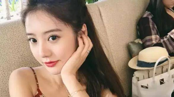 原创网红夏夏与黄轩传绯闻和白敬亭搭对手戏与男友纠缠十余年