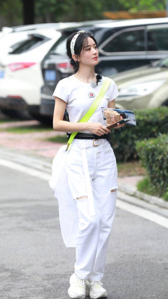 原创赵丽颖是少女吧露脐装搭配牛仔裤好减龄却被汤勺项链抢镜