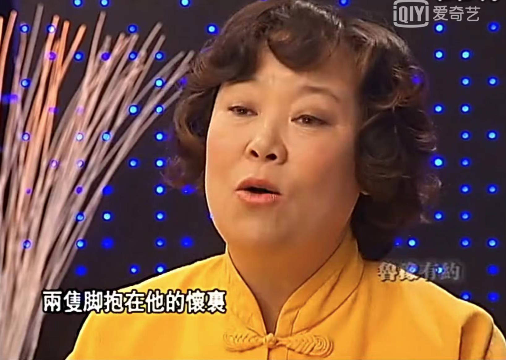 吕丽萍打扮成贵妇范，62岁戴珍珠耳环玉镯，穿真丝裙发福很富态