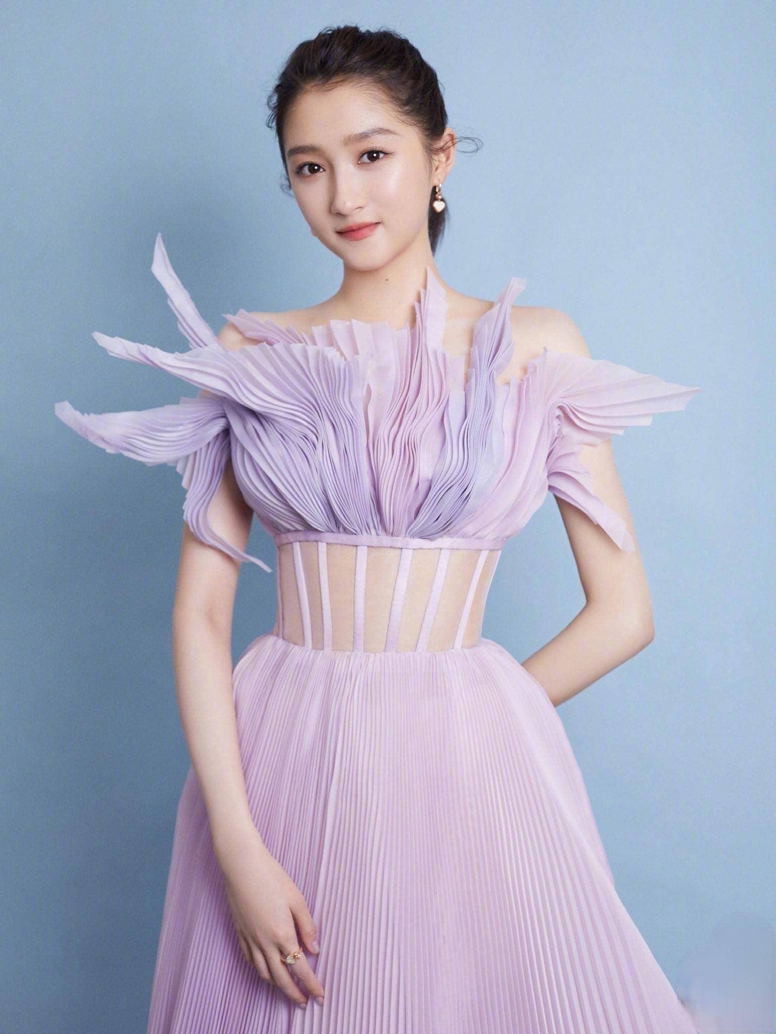 原创国民闺女关晓彤身穿藕荷色薄纱配红色刺绣气质夺目照人