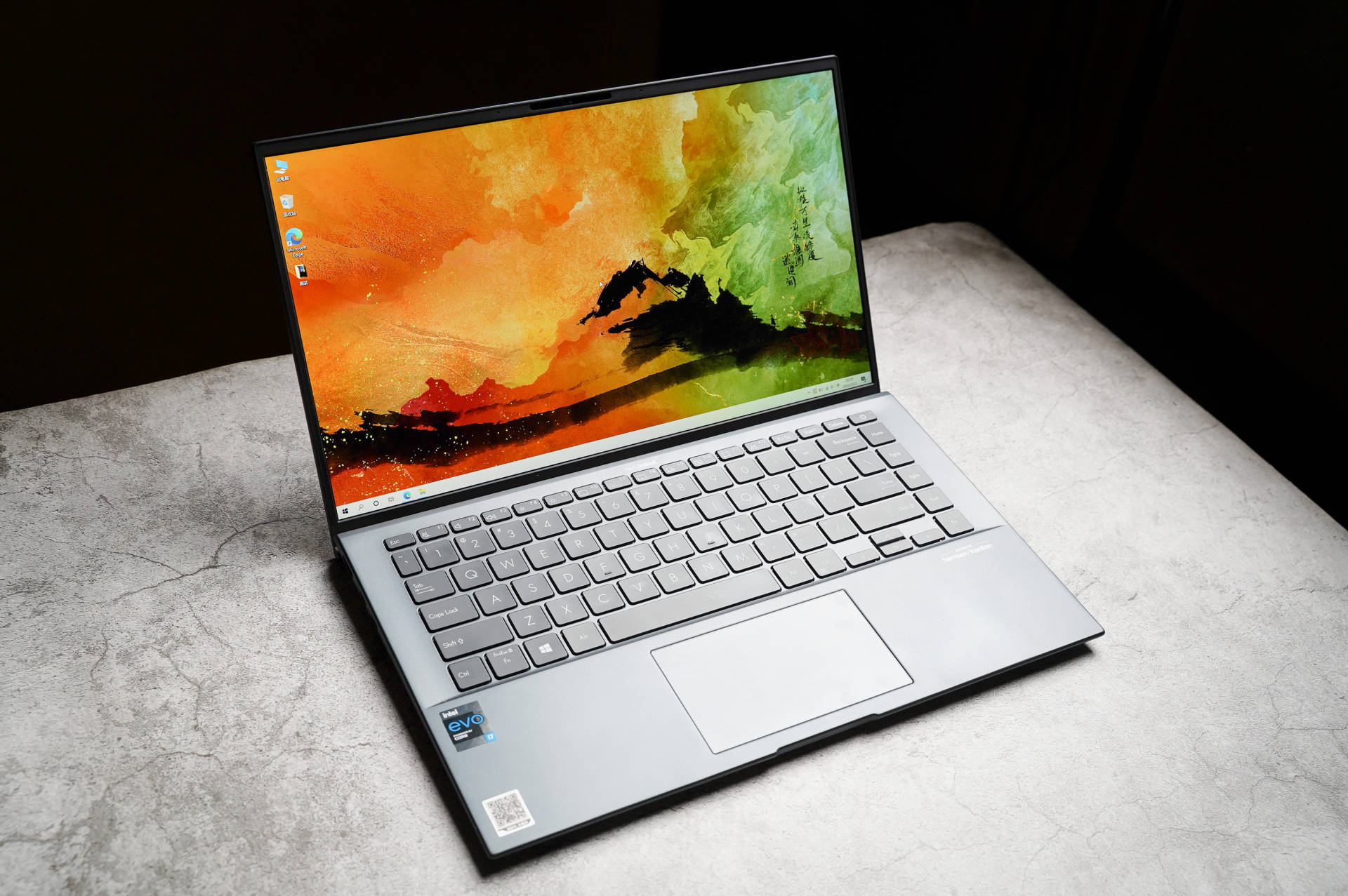 四两拨千斤华硕灵耀x凌锋一台只有950克的实力轻薄本