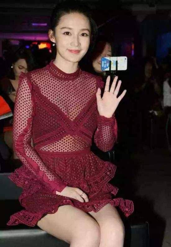 原创李沁这回真大胆穿酒红色渔网透视裙亮相瘦得前胸贴后背