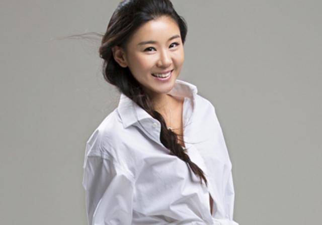 她是冯巩"女儿",如今33岁却因为老公的宠爱,看着仿佛只有18岁