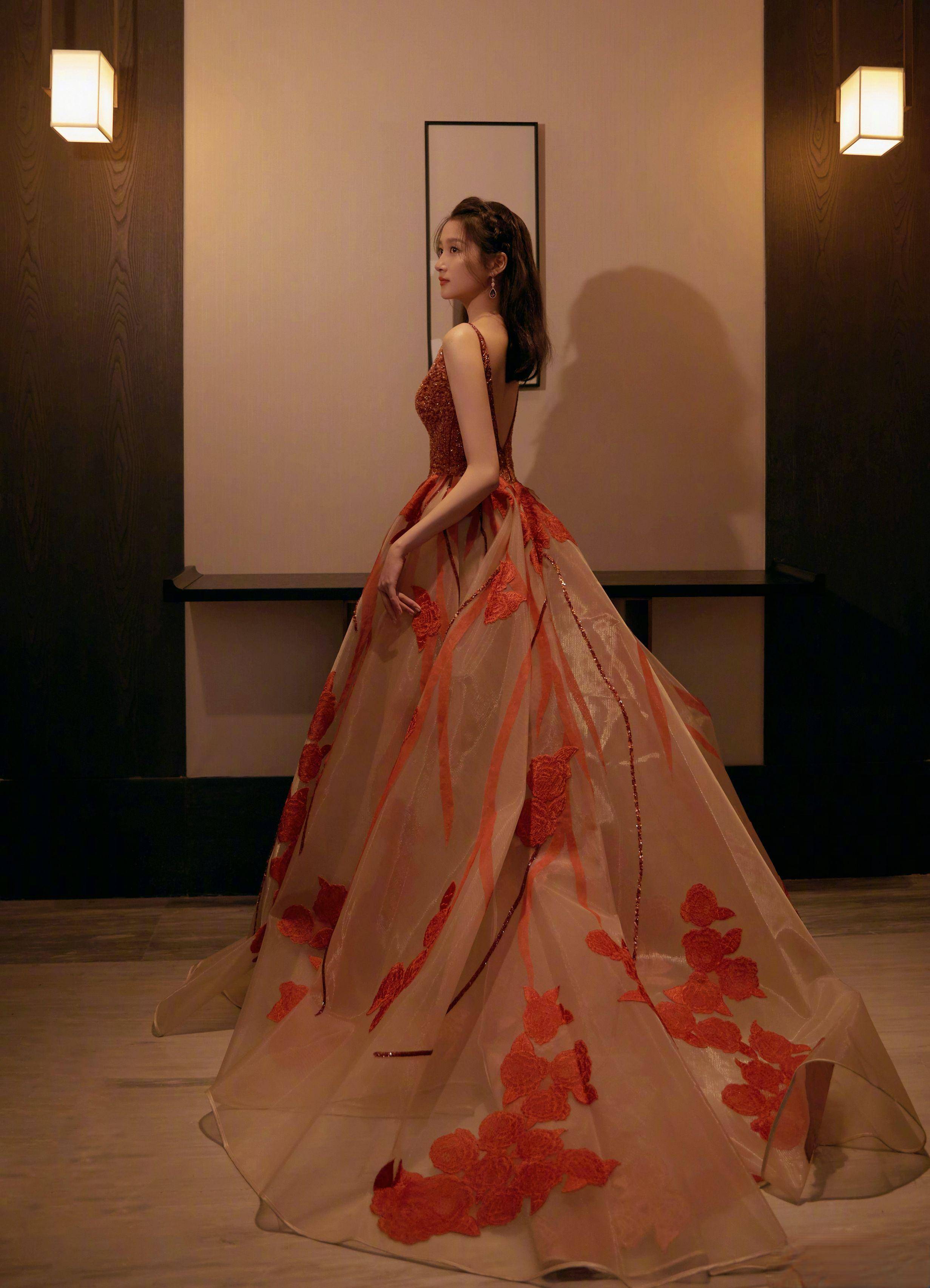 原创国民闺女关晓彤身穿藕荷色薄纱配红色刺绣气质夺目照人