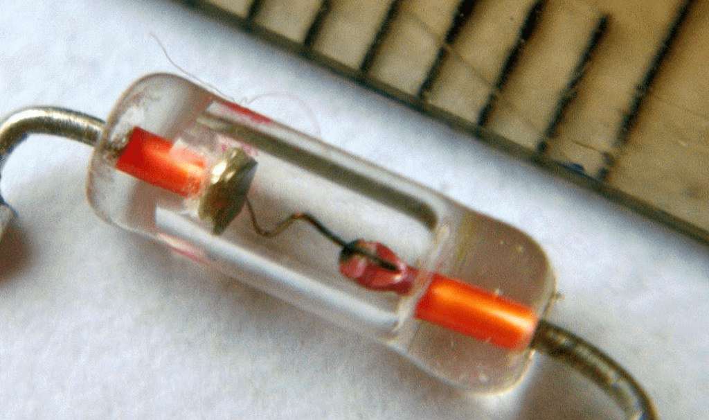 图2.1 锗二极管但是到了1920年,真空二极管取代了猫须检波器.