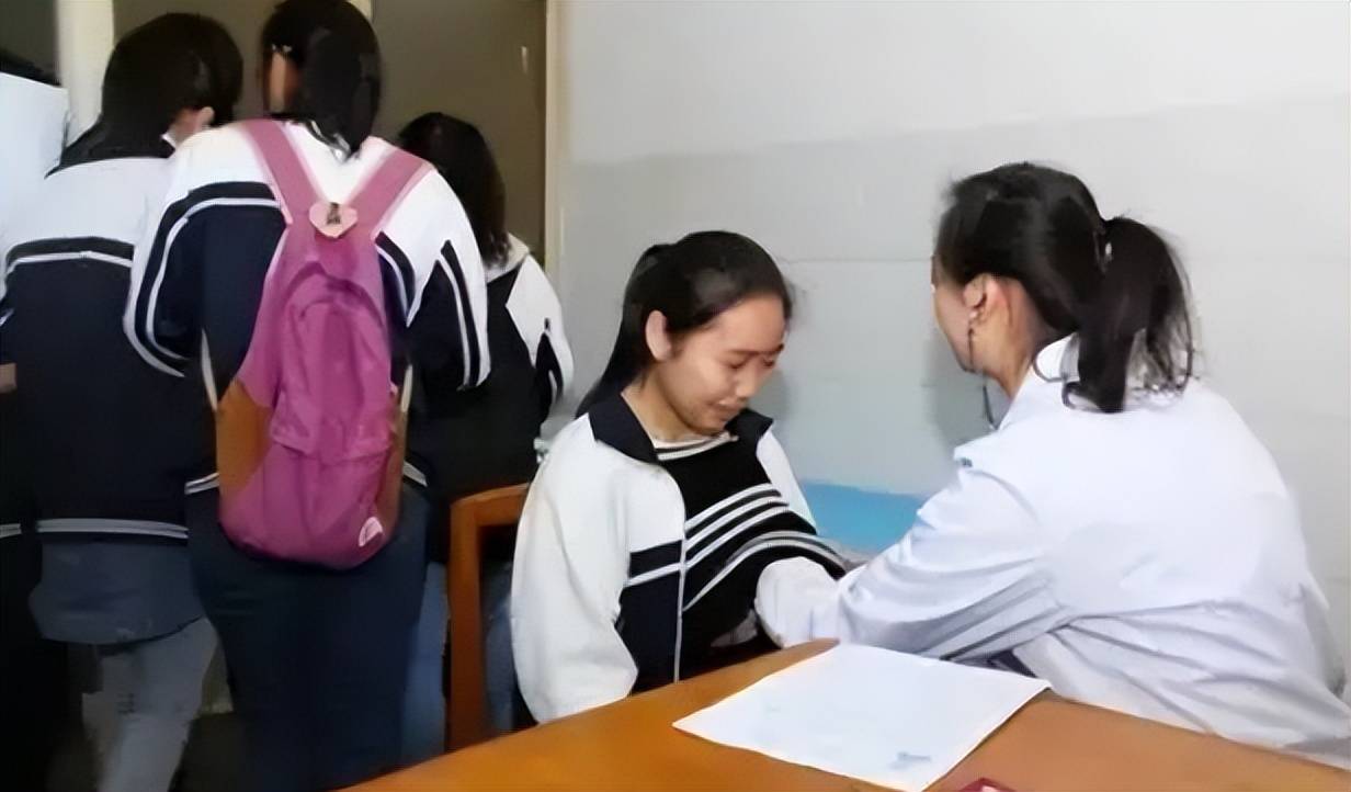 学校体检尴尬图片