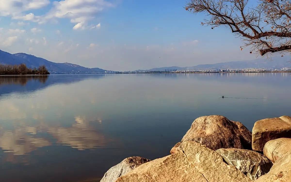 四川省第二大淡水湖，属于高原淡水湖，是重要的旅游资源