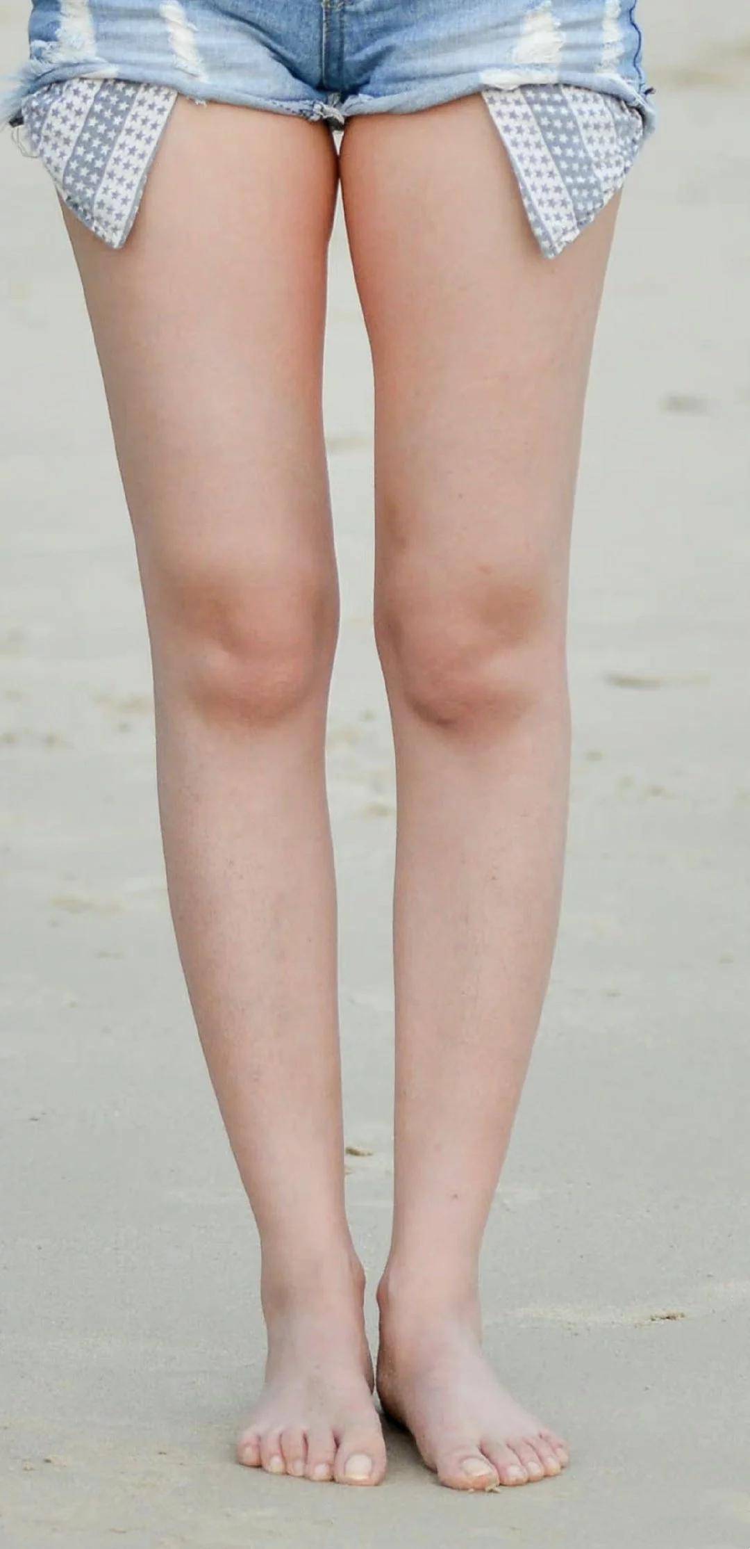 李沁沙滩综艺牛仔热裤搭配白色上衣秀完美身材