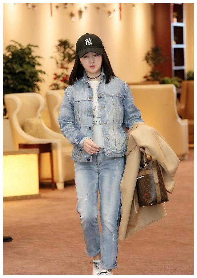 48岁杨钰莹又穿牛仔套装走机场这回搭超短裤身材好得更明显了