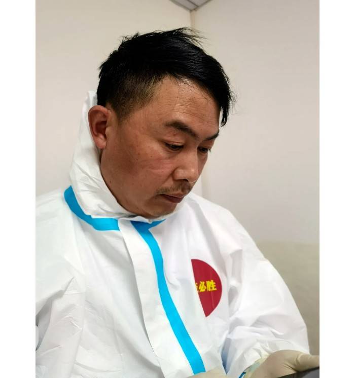 他胡子没刮 双手生茧 却被业主称作"小区男神"(绿升)_李洪刚_防疫