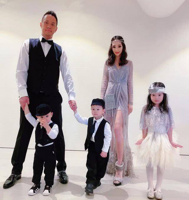 台湾第一千金关颖晒全家福庆新年4年生3胎的她大秀少女般身材