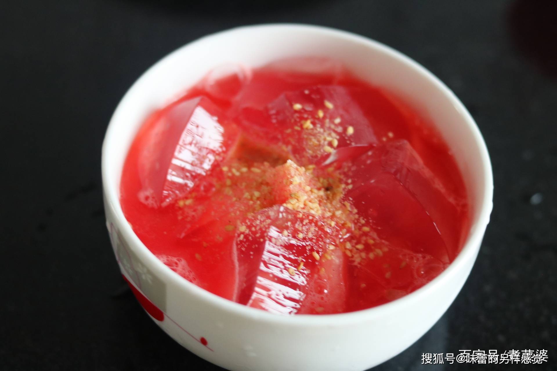 外面最常见的冰粉都是搭配红糖水的,但个人比较喜欢和西瓜汁一起搭配