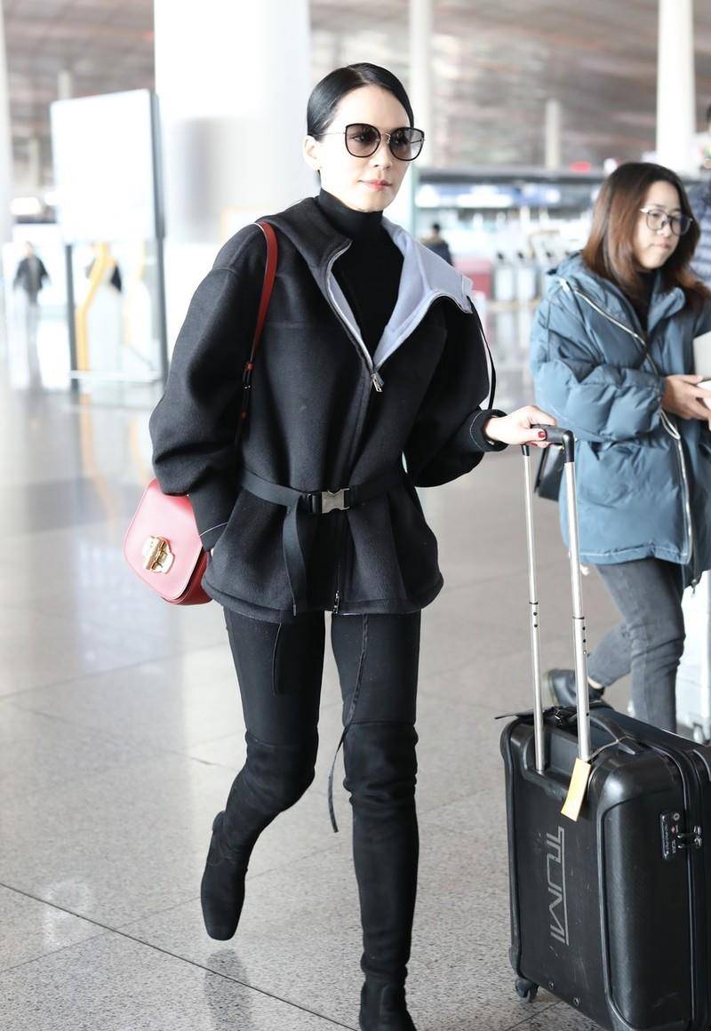 俞飞鸿束腰大衣走机场红色手袋散发时尚风韵49岁身材还像29岁
