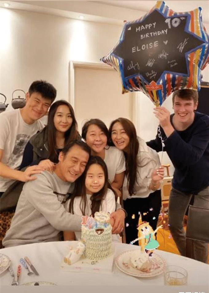 梁家辉一家近照曝光,结婚33年夫妻恩爱如初,2个准女婿高大帅气_江嘉年